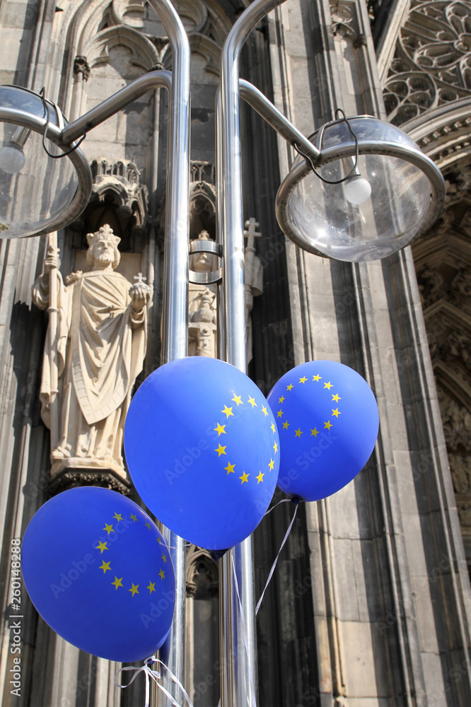 Europa-Luftballons am Kölner Dom