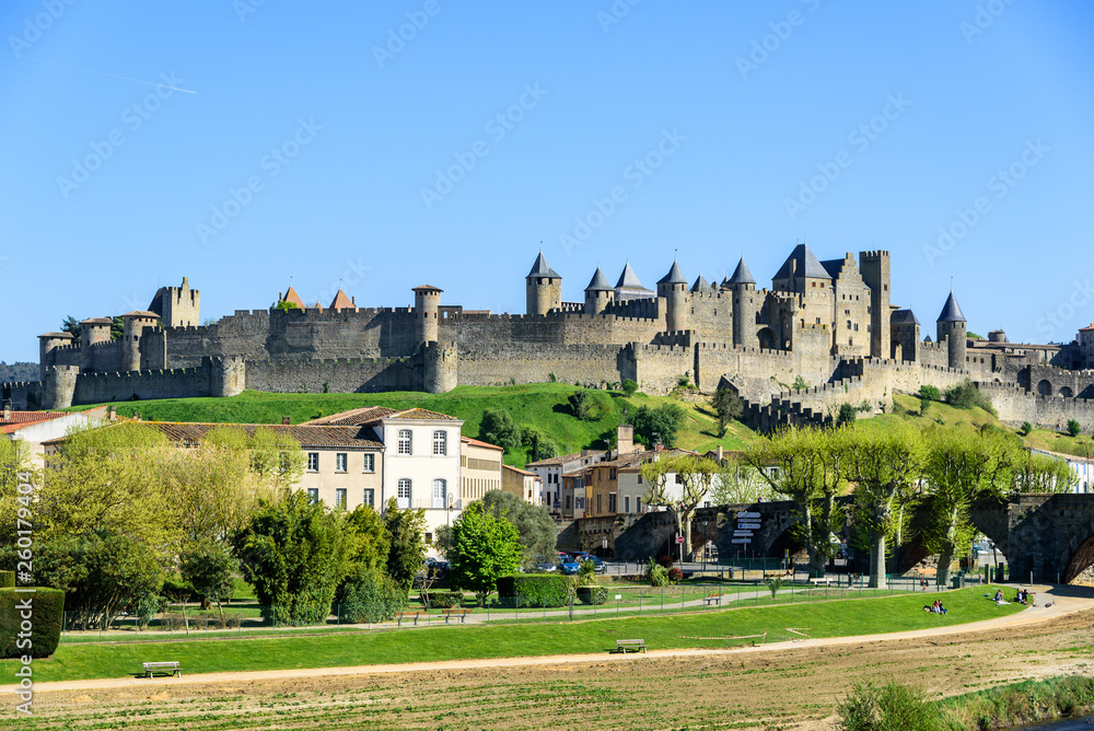 Vista del castillo y ciudad amurallada de Carcasonne, Francia en un dia despejado