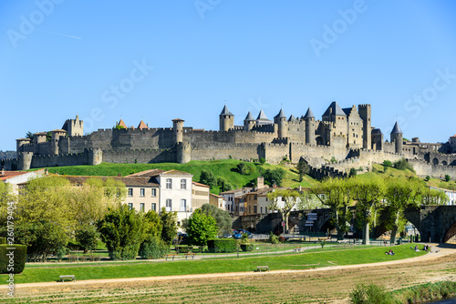 Vista del castillo y ciudad amurallada de Carcasonne, Francia en un dia despejado photo