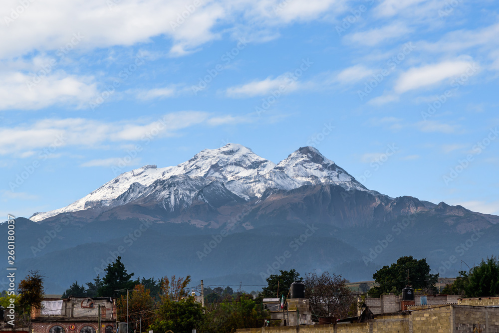 Volcan Iztaccihuatl Nevado Puebla, México con cielo azul