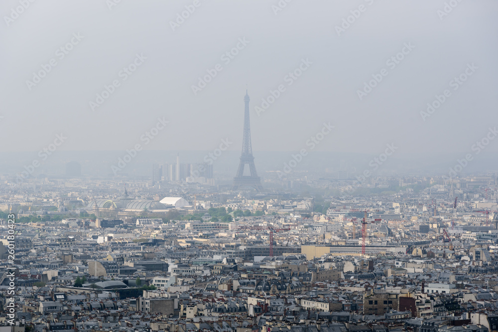 Contaminación en la Ciudad de Paris, al centro la Torre Eifel