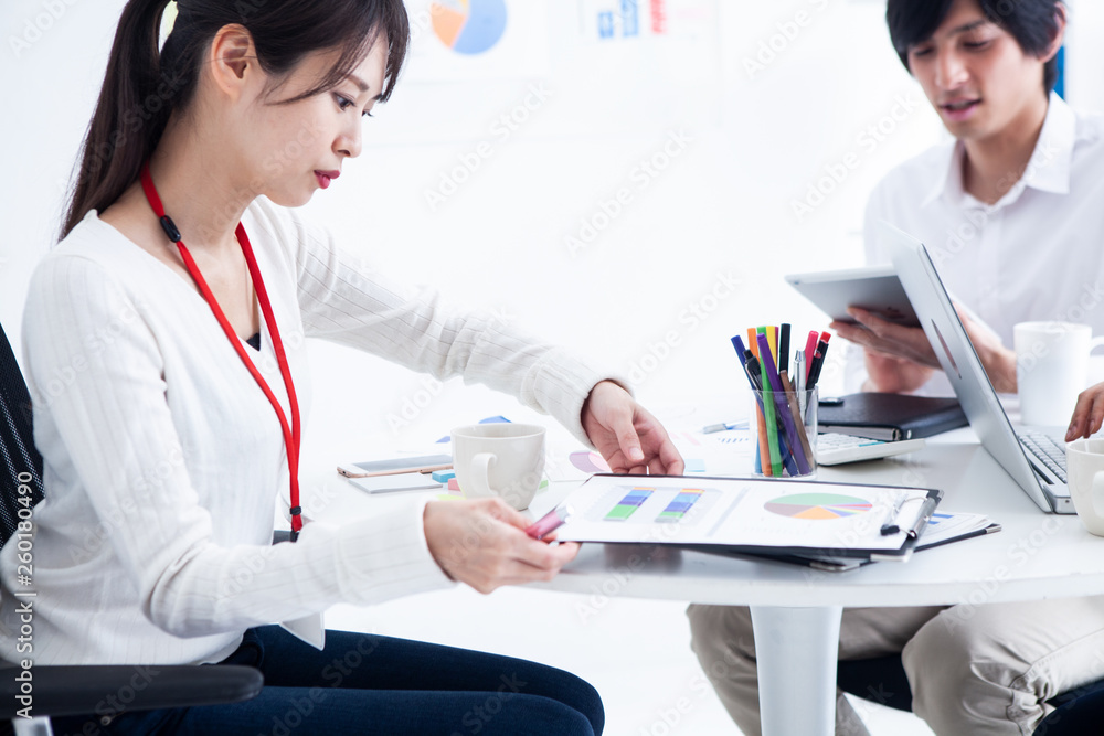 Obraz premium 和やかに会議をする若手ビジネスマン