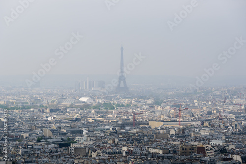 Contaminación en la Ciudad de Paris, al centro la Torre Eifel © lduarte
