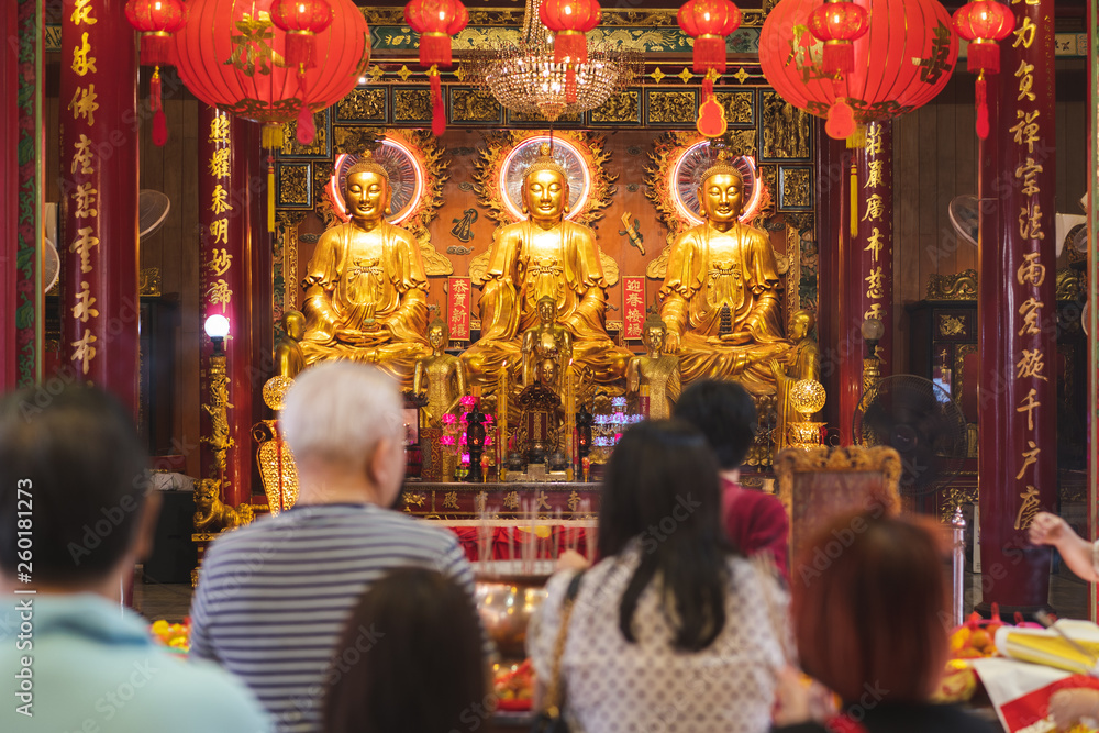 Obraz premium Thailand February 16 2019.People pay homage to god's lucky in new year chinese celebration at Wat Lengnoeiyi. Bangkok Metropolis Of Thailand.
