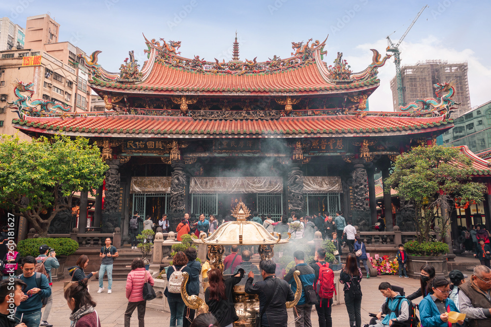 Fototapeta premium Tajwan 28 lutego 2019 r. Mnóstwo ludzi w świątyni buddyjskiej Longshan, charakterystycznej świątyni na Tajwanie.