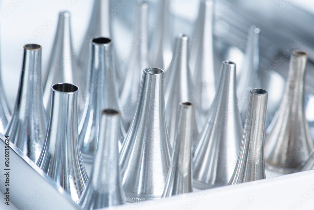 Ohrtrichter aus Metall für Dauergebrauch in der HNO Praxis, close up Ohrtrichter aus Metall für Dauergebrauch in der HNO Praxis, close up