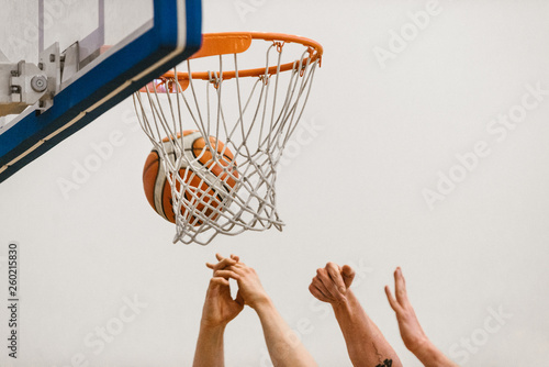 Koszykówka, piłka w koszu i ręce © Marek