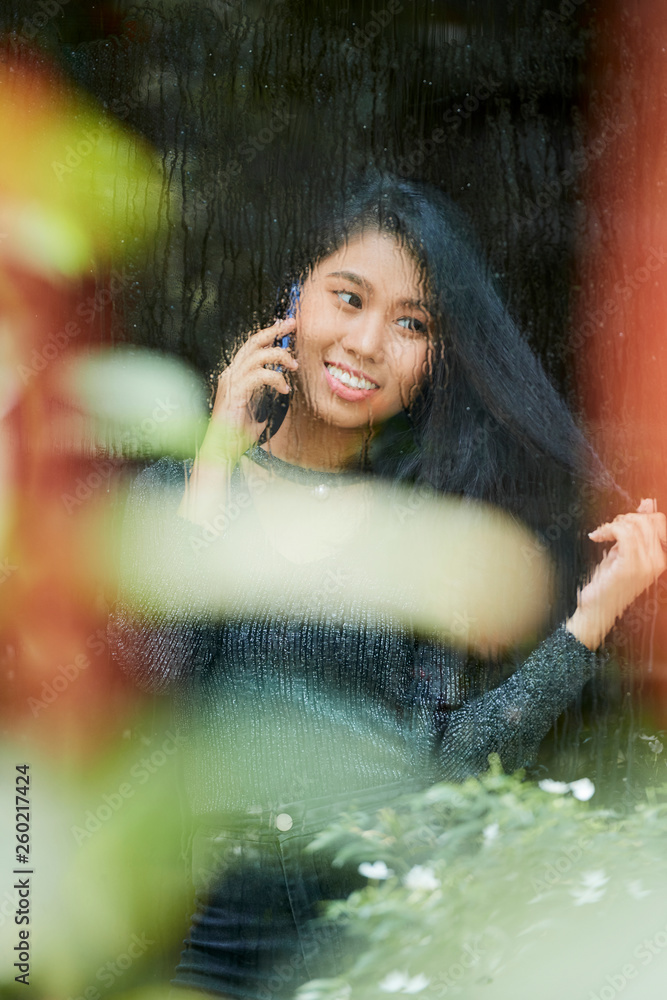 Obraz premium Happy woman talking on phone