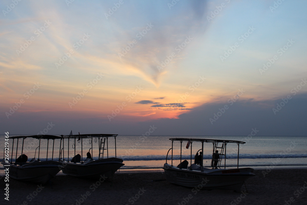 Sonnenaufgang über dem Meer mit Fischerbooten