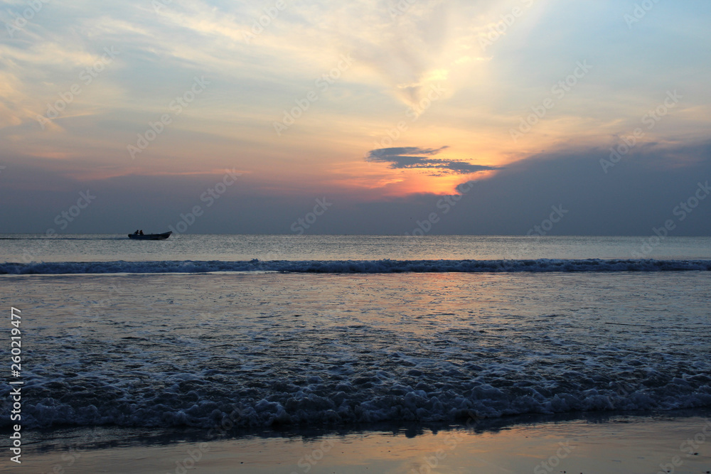 Sonnenaufgang über dem Meer mit Fischerboot