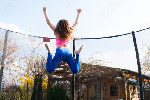 Zabawa, skoki na trampolinie