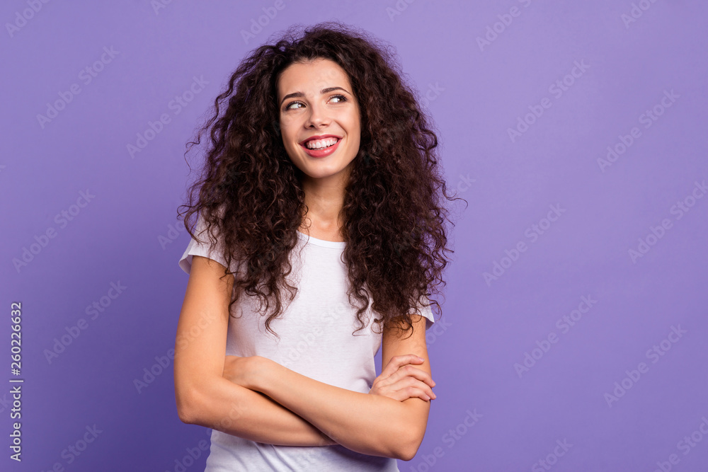 Close up photo beautiful her she lady arms crossed look side empty space laugh laughter smart eyes listen great new joke wear casual white t-shirt clothes outfit isolated violet purple background Close up photo beautiful her she lady arms crossed look side empty space laugh laughter smart eyes listen great new joke wear casual white t-shirt clothes outfit isolated violet purple background