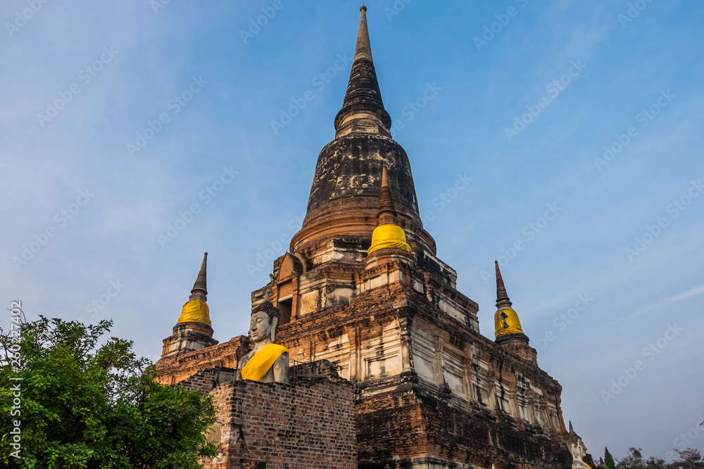 Fototapeta premium Wat yai chaimongkol Biggest brick old pagoda ,Old famous Temple 