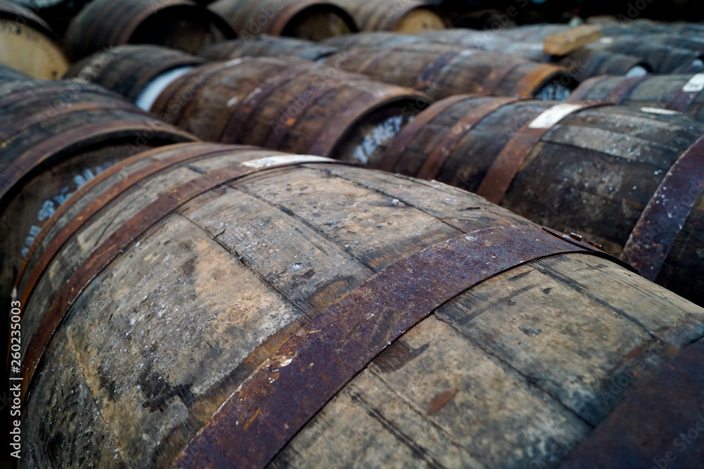 Alte Whiskyfässer in denen die Spirituose lagert