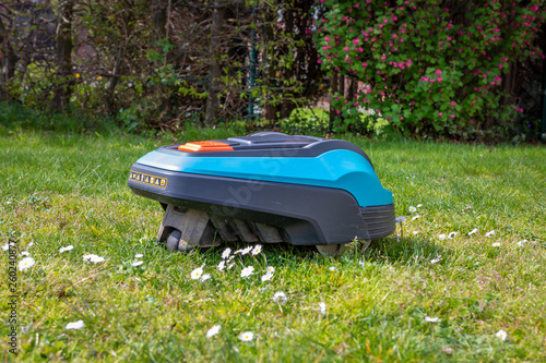 Roboterrasenmäher im Garten photo