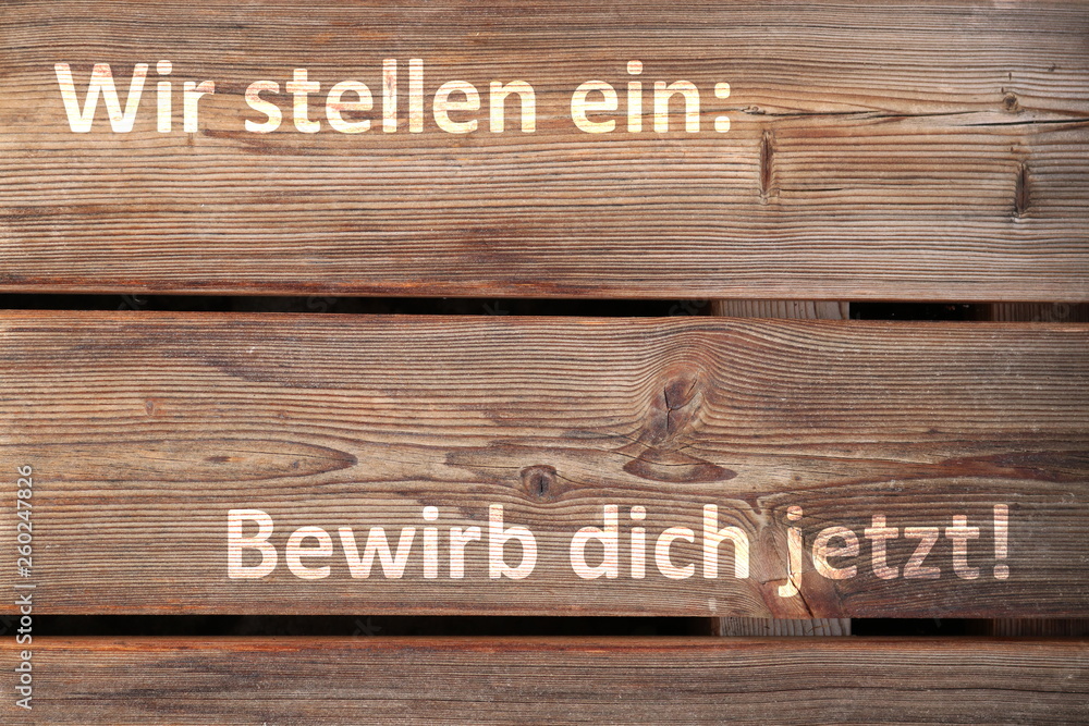 Wir stellen ein, bewirb dich jetzt - Text auf rustikalem Holz mit Platz zum selbst Beschriften