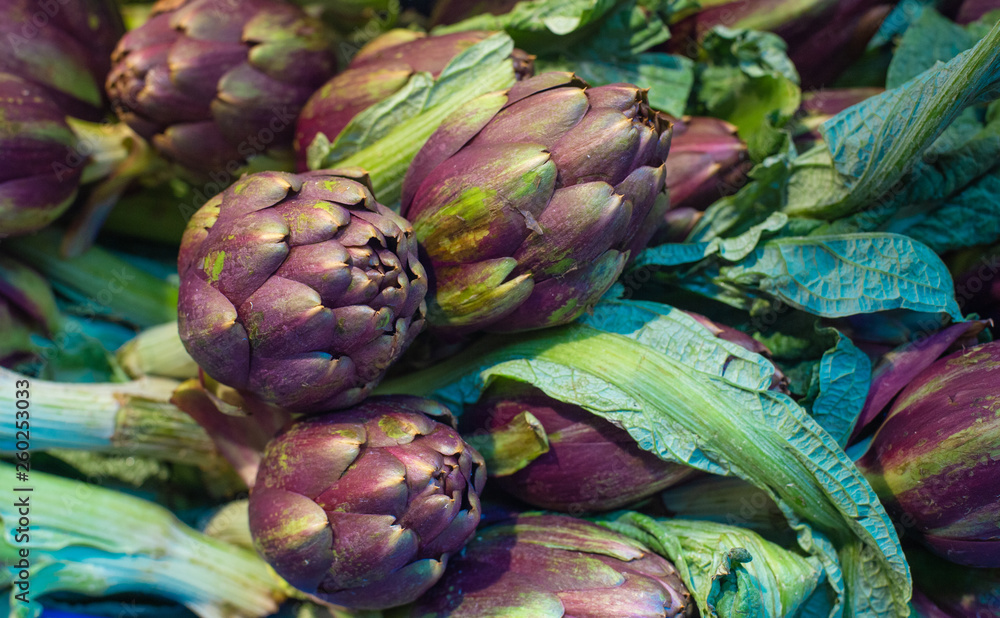 Obraz premium fresh artichokes at farmers market