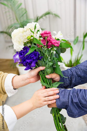 夫が妻に花を贈る photo