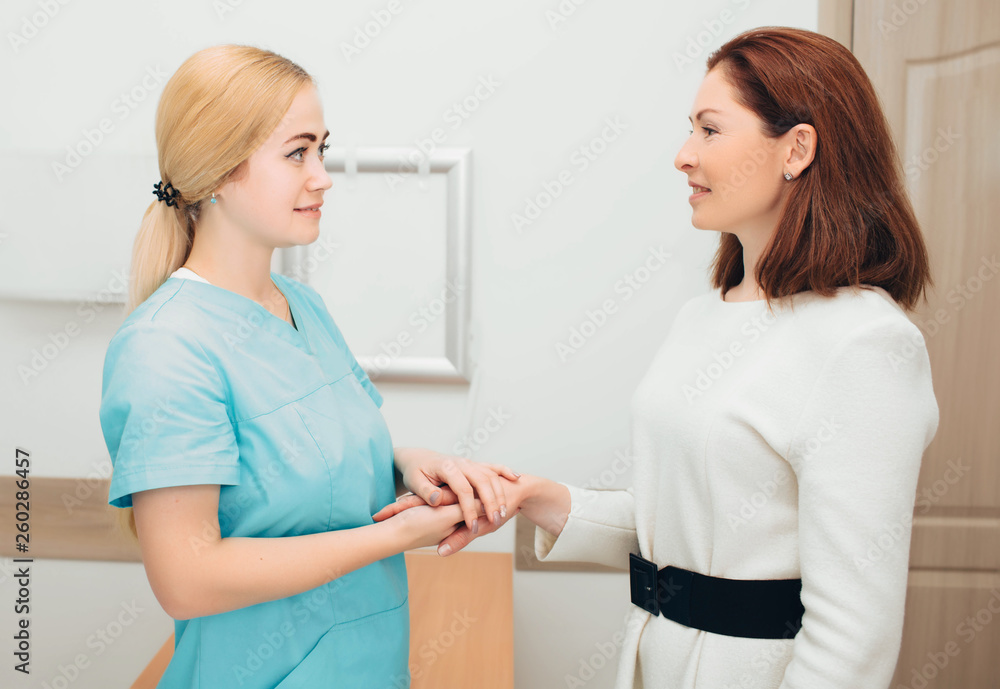 Obraz premium Female doctor delivering good news to patient