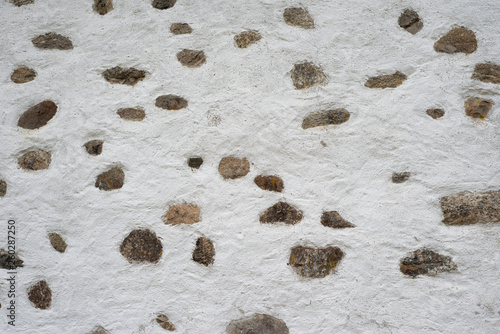 Steinbloß-Stil-Mauer eines Mühlviertler Bauernhofs