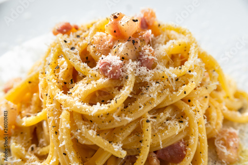 Spaghetti alla carbonara, tipica ricetta di pasta italiana