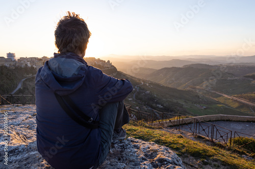 Touriste admirant le coucher de soleil sur Enna, Sicile photo