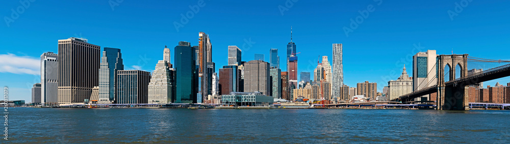 Fototapeta premium Panoramic New York City and Manhattan skyline with the Brooklyn Bridge