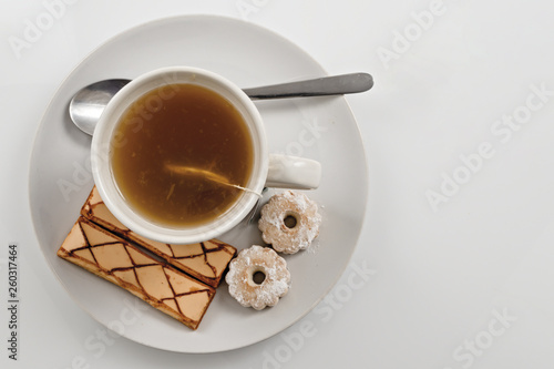 tè verde al limone con biscotti dall'alto