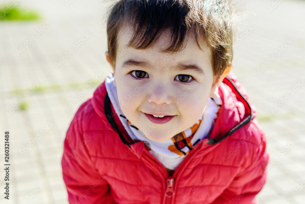 Niño con abrigo rojo 06