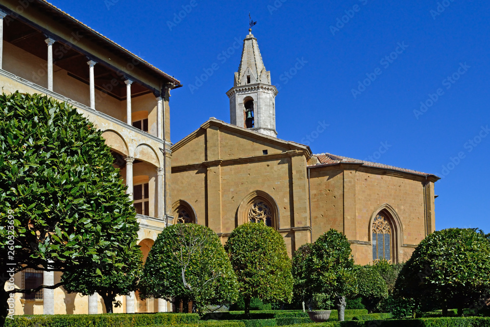 Duomo di Pienza visto dai giardini di Palazzo Piccolomini