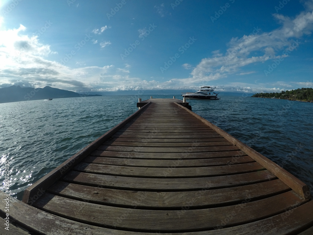 Naklejka premium Wooden pier on the sea