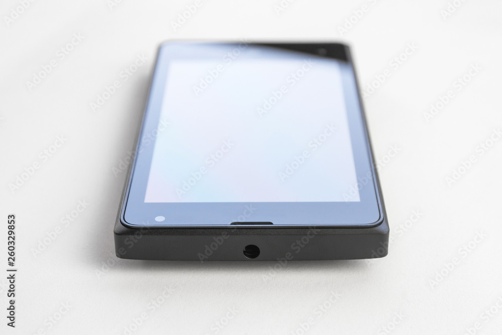 Telefono movil smartphone aislado sobre fondo blanco Telefono movil smartphone aislado sobre fondo blanco