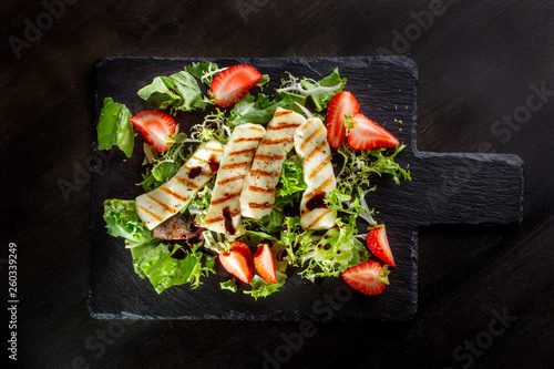 Salad with grilled halumi with strawberries and arugula.