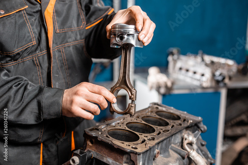 Fotografía Car mechanic holding a new piston for the engine, overhaul