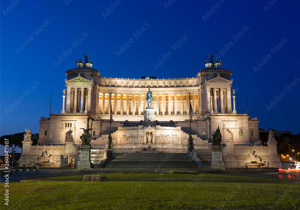 Obraz premium Vittoriano - a monument in honor first king United Italy Victor Emmanuel II early in the morning, Rome