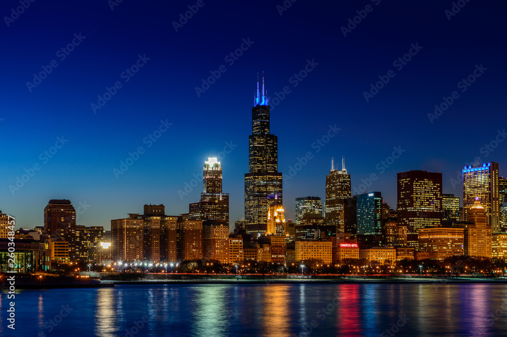Obraz premium Chicago Skyline w nocy