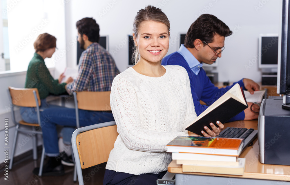 Fototapeta premium Studentka pracuje w bibliotece