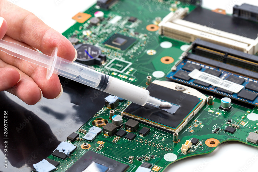 Replacing thermal paste on a laptop. Applying thermal paste to the laptop processor. Replacing thermal paste on a laptop. Applying thermal paste to the laptop processor.