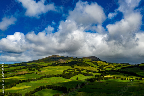 S  o Miguel - Azoren aus der Luft. Ponta Delgada - Sehensw  rdigkeiten der Azoren von oben