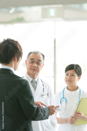 MRと話をする医者と看護師 © ohayou!