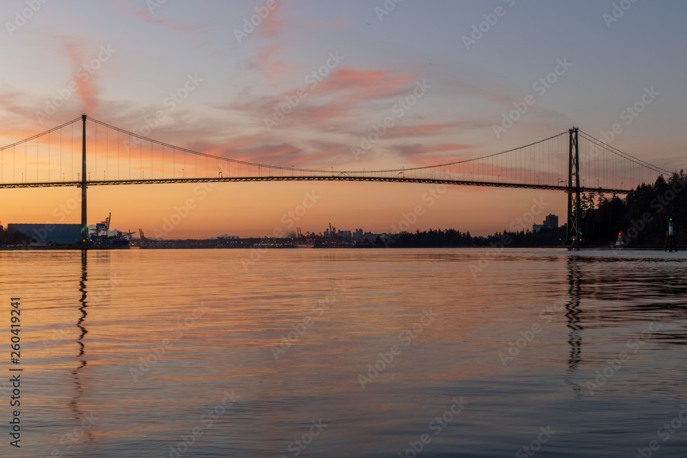 Obraz premium Sunrise over the bridge in Vancouver Canada