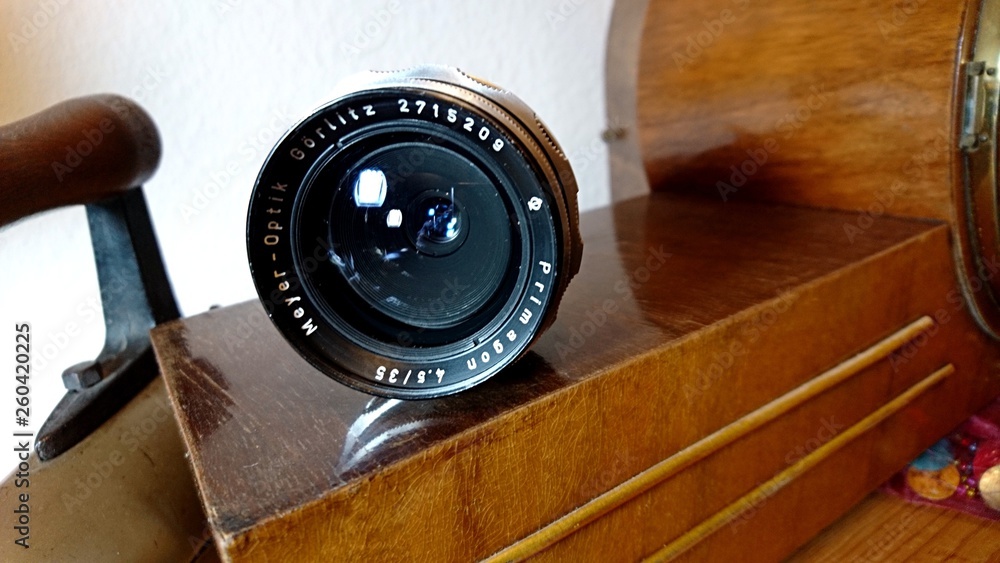 Fototapeta premium Das Objektiv und die alte Uhr