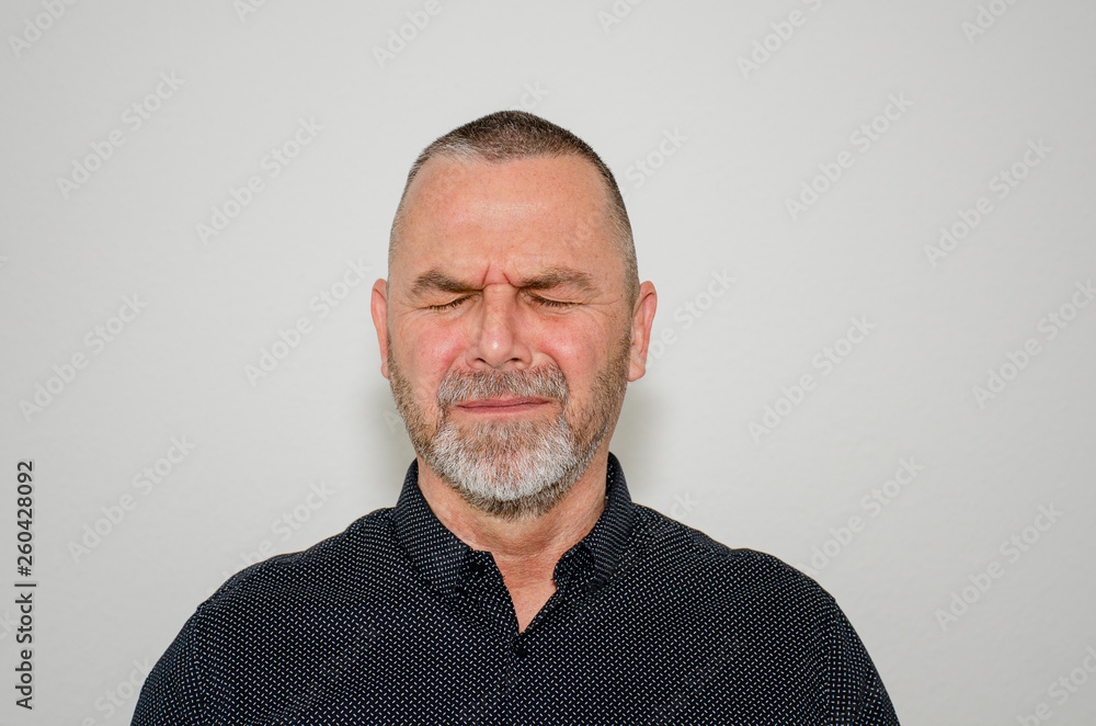 Obraz premium Upset man with closed eyes in anguish