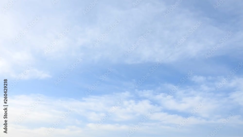 霞のような雲です。清々しいです。空のタイムラプス動画 霞のような雲です。清々しいです。空のタイムラプス動画