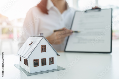 Wallpaper Mural Real estate agent and customer signing contract to buy house, insurance or loan real estate. Torontodigital.ca