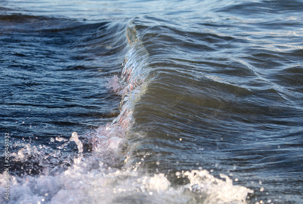 Obraz premium Waves on the seashore as an abstract background