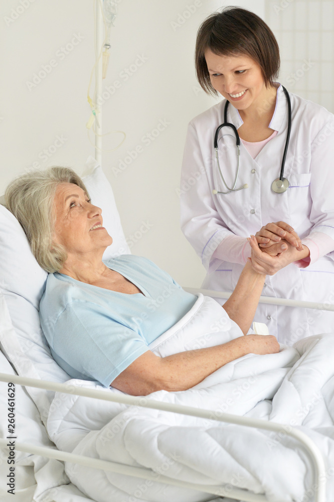 Obraz premium Close up portrait of senior woman portrait in hospital with caring doctor