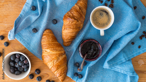 Francuskie śniadanie croissant z dżemem i kawą