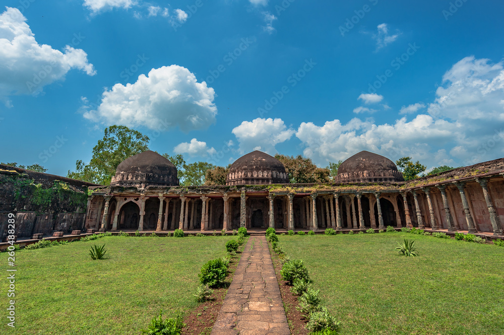 Fototapeta premium malik mugidh mosque, mandu, madhya pradesh, india