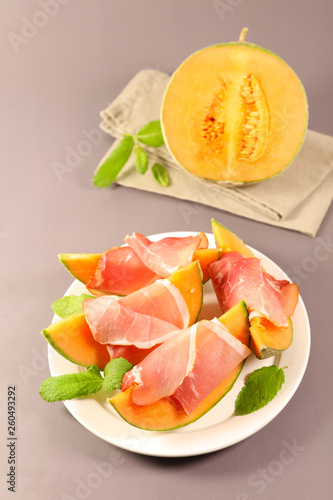melon with ham and basil